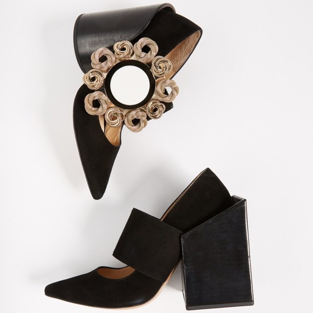 JACQUEMUS mismatched heels